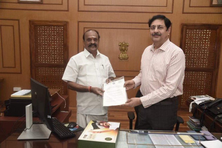  கோவில்பட்டியில் வந்தே பாரத் ரெயில் நின்று செல்ல நடவடிக்கை எடுக்க வேண்டும்; கடம்பூர் ராஜூ வலியுறுத்தல்