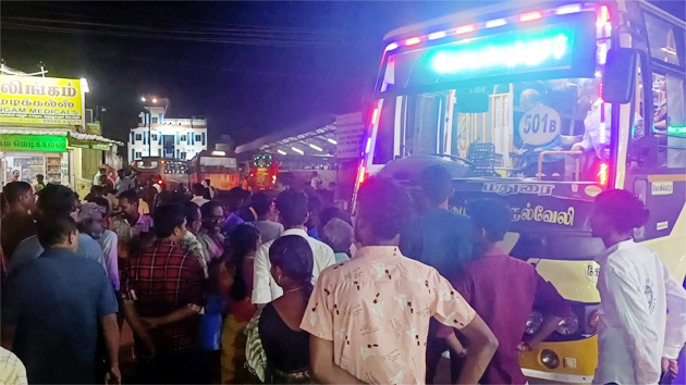 பயணிகளை ஏற்றுவதில் போட்டி : கோவில்பட்டி பேருந்து  நிலையத்தில் அரசு பஸ் டிரைவர்கள் மோதல்