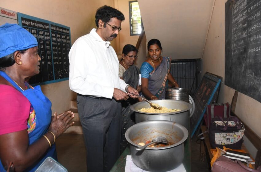  ஓட்டப்பிடாரம் அரசு பள்ளியில் மதிய உணவின் தரத்தை ஆட்சியர் ஆய்வு செய்தார்