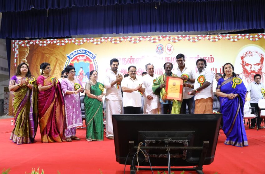  50 வயதுக்கு மேல் படித்து 3 பட்டங்கள் பெற்ற நடிகர் முத்துக்காளைக்கு நடிகர் சங்கம் தங்க பதக்கம் வழங்கியது