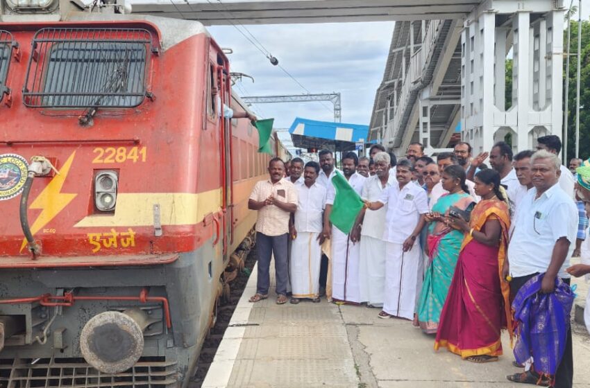   திருநெல்வேலி-தூத்துக்குடி ரெயில் மீண்டும் இயக்கம்