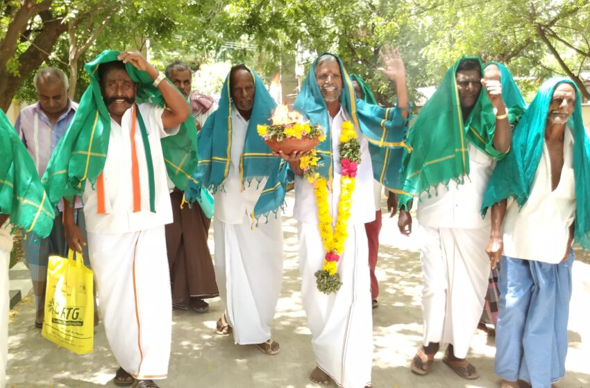  அனைத்து விவசாயிகளுக்கும் பயிர் இன்சூரன்ஸ் தொகை: கோவில்பட்டி கோட்டாட்சியரிடம், தலையில் முக்காடு போட்டு வந்து  காங்கிரசார் மனு