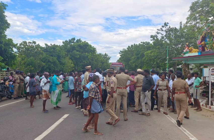  மரக்கட்டைகள் சரிந்து விழுந்து தொழிலாளி உயிரிழப்பு;கோவில்பட்டி அருகே உறவினர்கள் சாலை மறியல்
