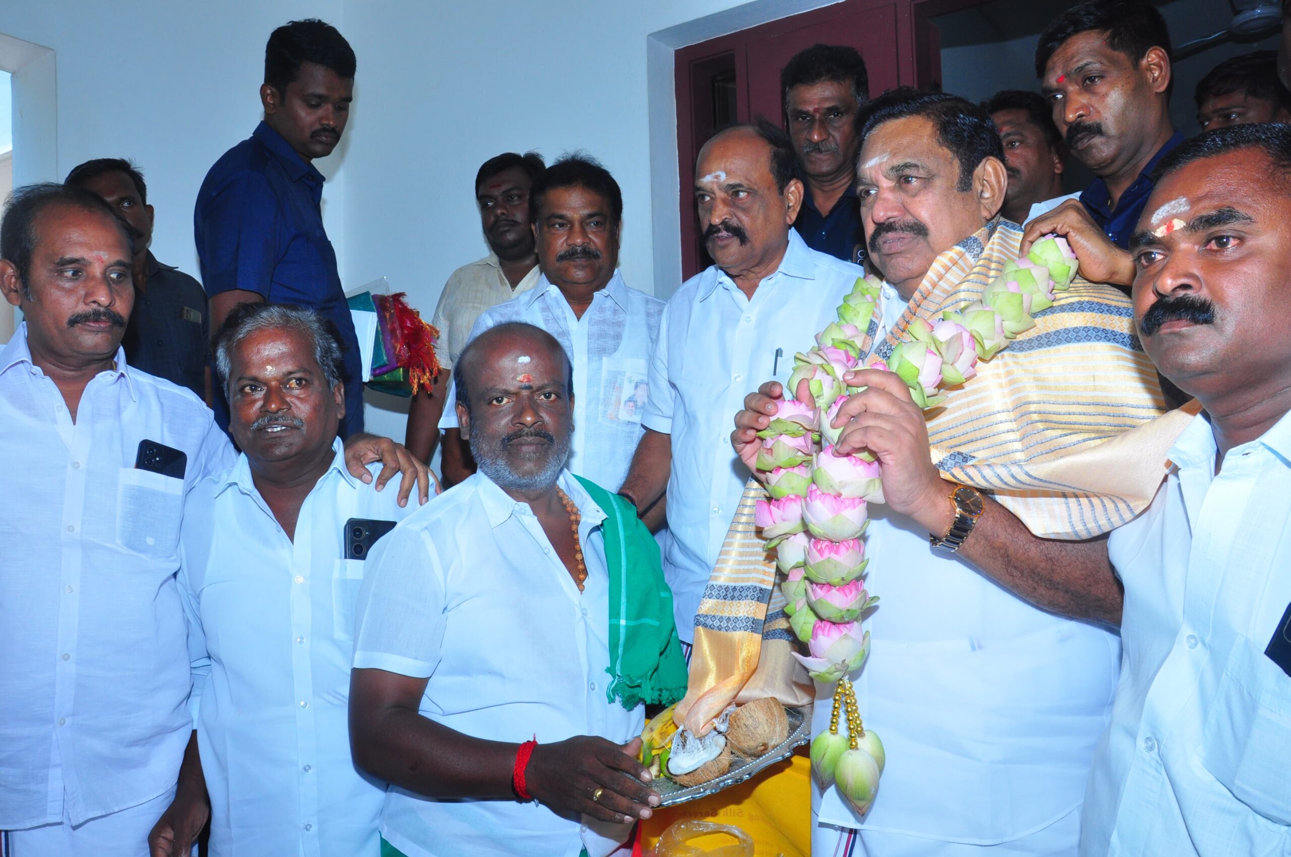  கோவில்பட்டி வந்த எடப்பாடி பழனிசாமிக்கு கடம்பூர் ராஜு தலைமையில் வரவேற்பு