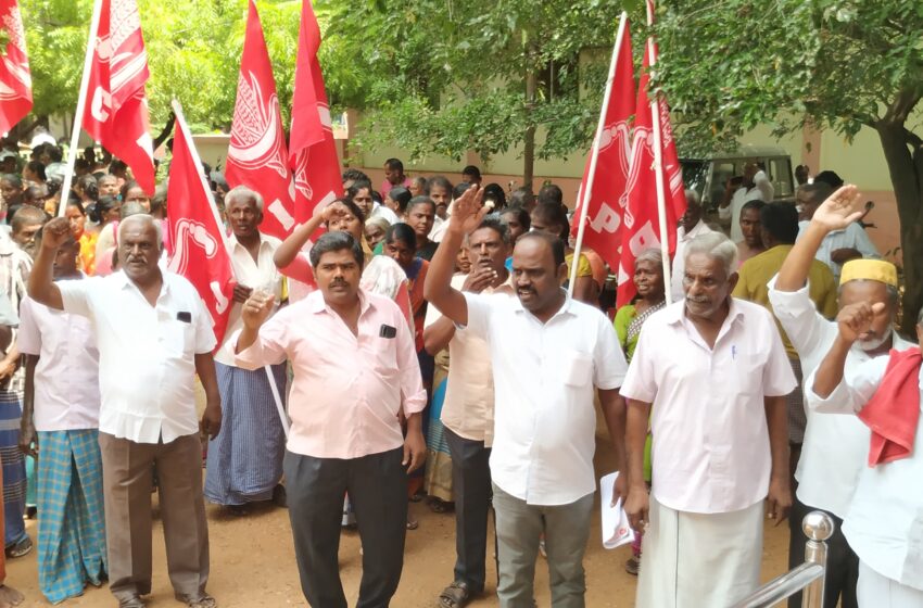  பட்டாக்களை கிராமக்கணக்கில் பதிவேற்றக் கோரி இந்திய கம்யூனிஸ்டு ஆர்ப்பாட்டம்