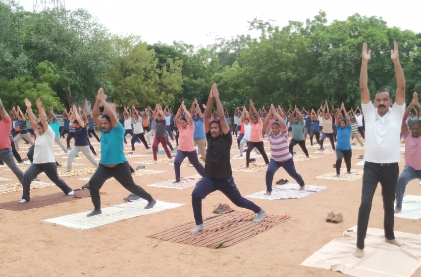  கோவில்பட்டியில் போலீசார் மன அழுத்தத்தை போக்க யோகா பயிற்சி