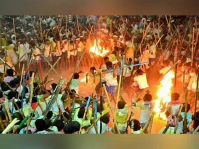  ஆந்திராவில் வினோத தடியடி திருவிழா: 70 பேர் படுகாயம்