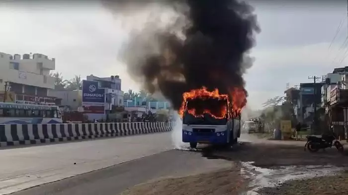  கோவையில் திடீரென தீப்பிடித்து எரிந்த அரசு பேருந்து: உயிர்தப்பிய பயணிகள்