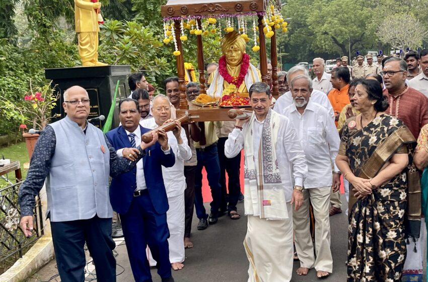  பாரதியாரின் சிலையை பல்லக்கில் தூக்கிச் சென்ற கவர்னர்