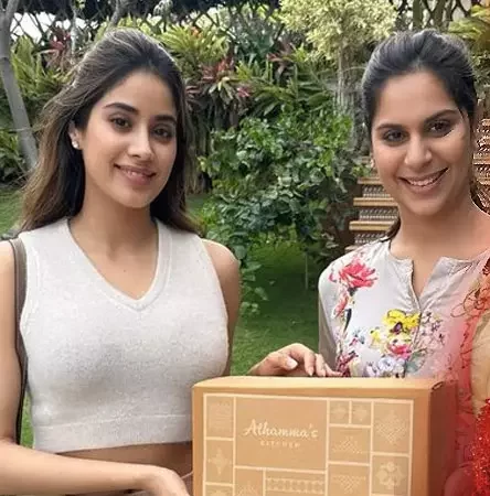  ஜான்வி கபூருக்கு ராம் சரண் மனைவி கொடுத்த  பரிசு