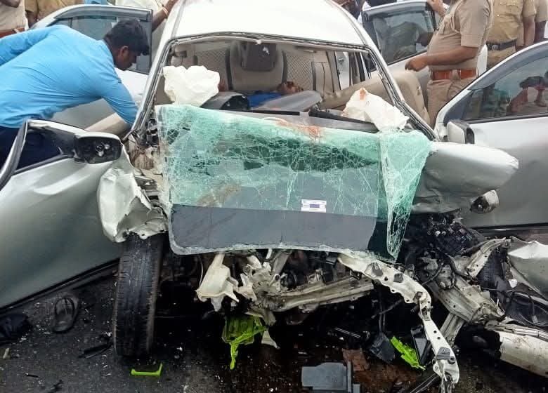  வள்ளியூர் அருகே கார்கள் மோதல்; 7 பேர் பரிதாப சாவு