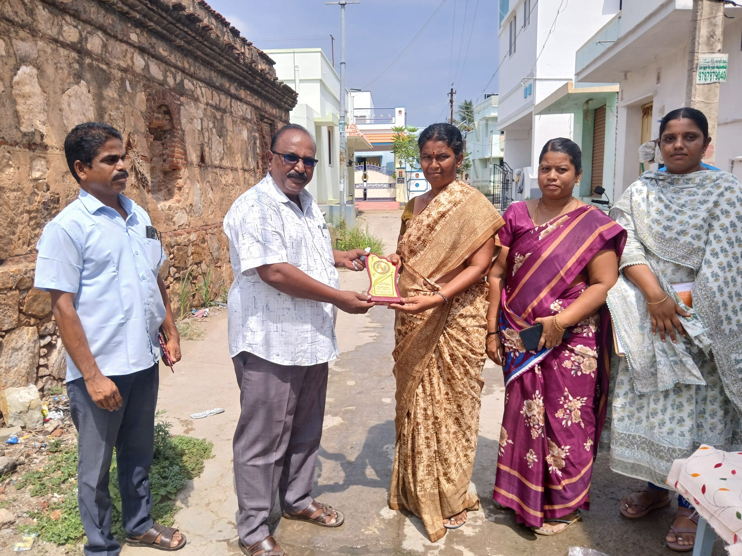  கோவில்பட்டி அருகே குலசேகரபுரத்தில் குப்பைகளை தரம் பிரித்து வழங்கிய வீடுகளுக்கு பரிசு