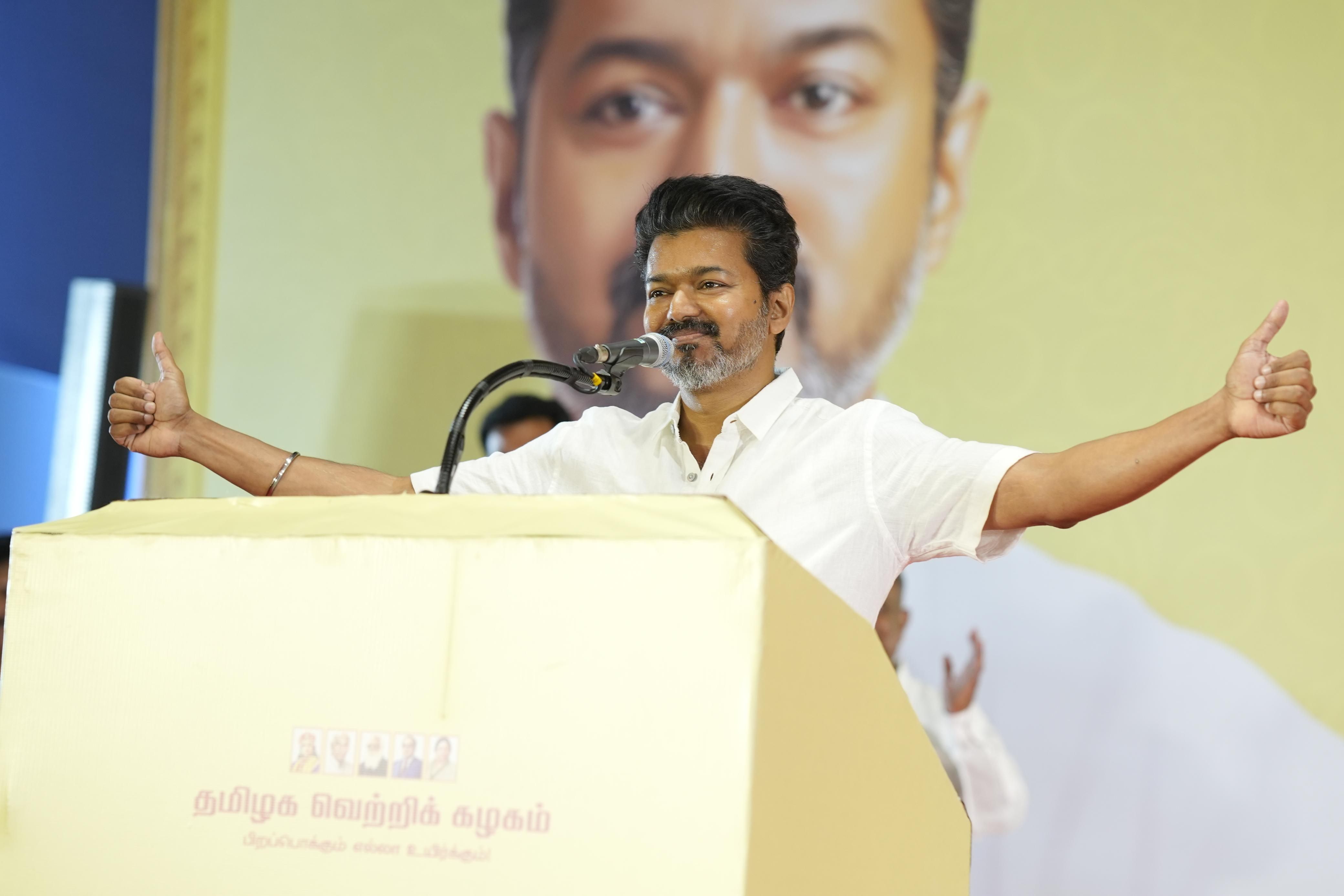 தேர்தலின்போது யாரும் காசு வாங்கி ஓட்டு போட வேண்டாம் ; மாணவர்கள் மத்தியில் விஜய் பேச்சு