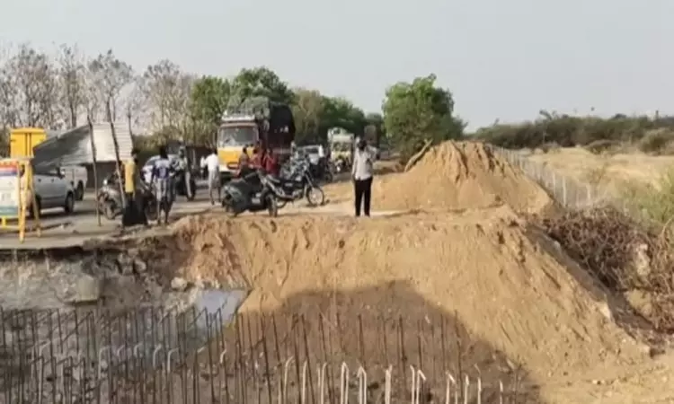  சாலையில் தோண்டப்பட்ட குழிக்குள் விழுந்த வாகனம்; தம்பதி பலி