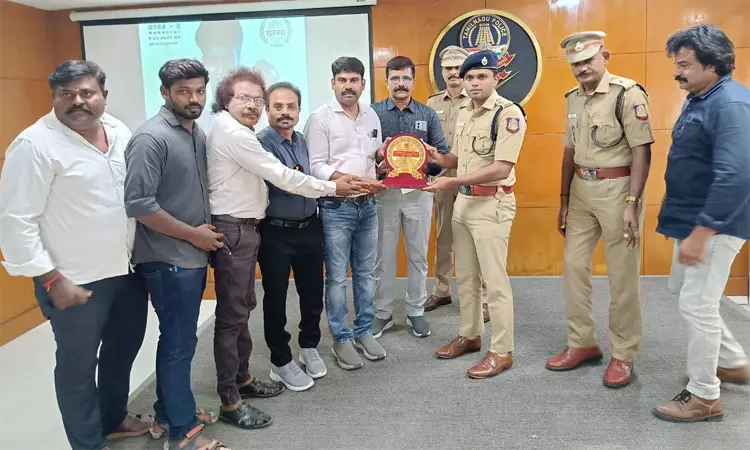  தூத்துக்குடி இயக்குநர் இயக்கிய “திரு” குறும்பட கலைஞர்களுக்கு ஆல்பர்ட் ஜான் பாராட்டு