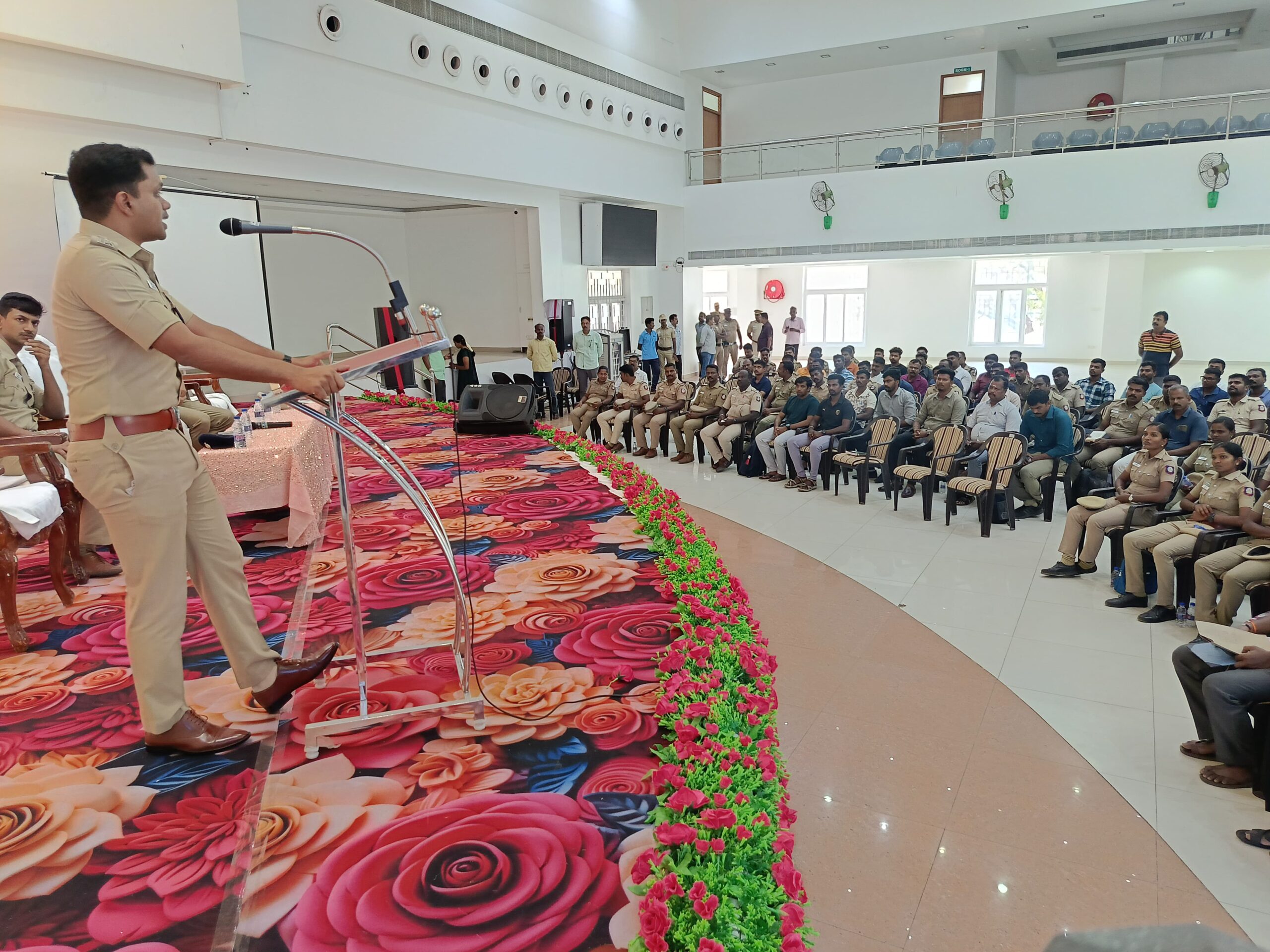  போலீஸ் சப் இன்ஸ்பெக்டர் பதவிக்கு விண்ணப்பித்தவர்களுக்கான வழிகாட்டுதல் கருத்தரங்கம்; தூத்துக்குடியில் நடந்தது  