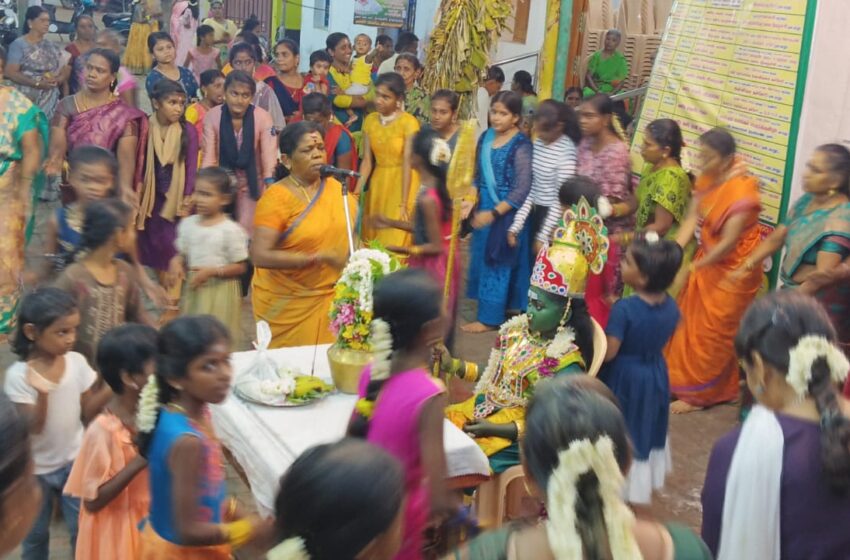  கோவில்பட்டி கோவில் சிறப்பு பூஜையில் கும்மியடித்த பெண்கள்