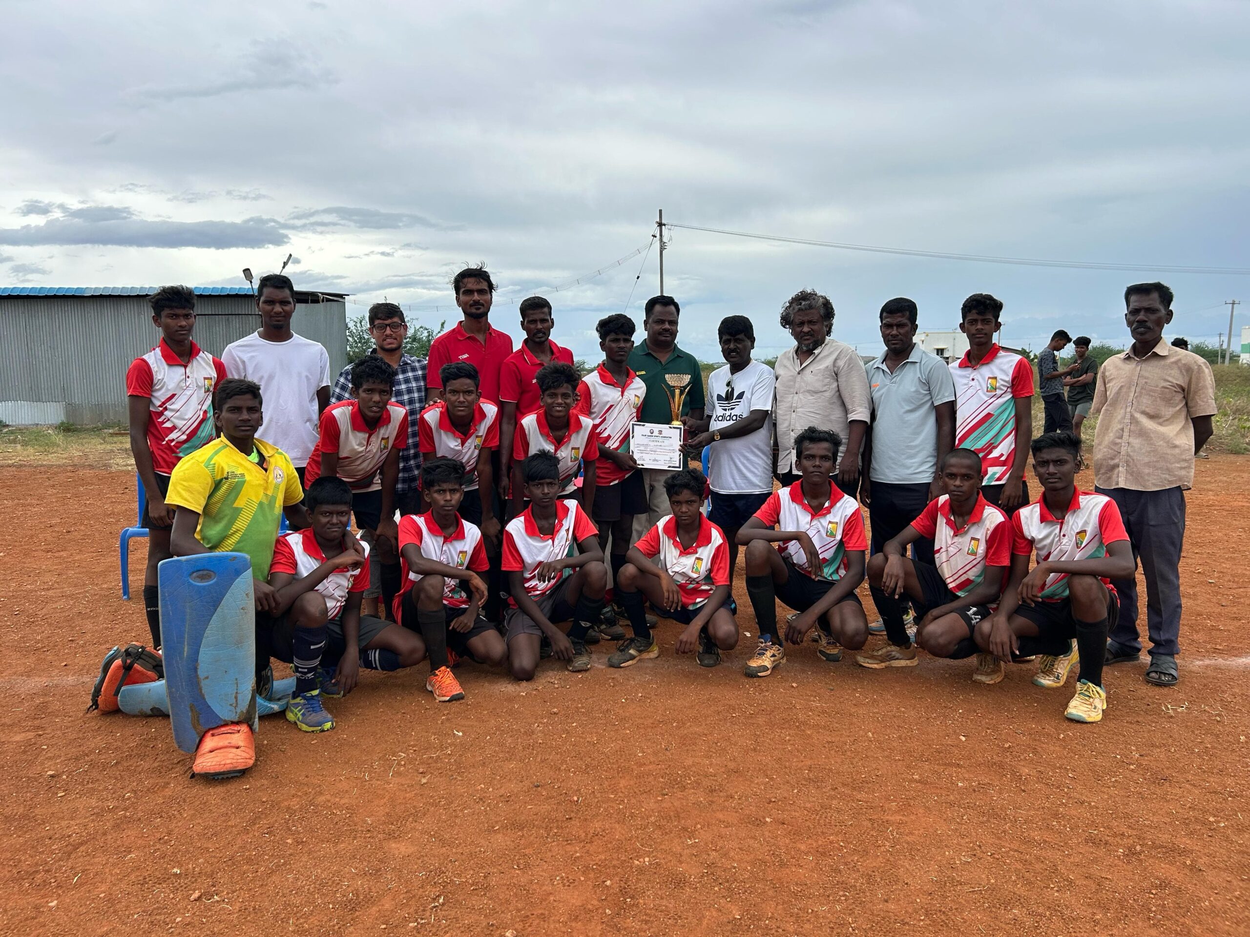  15வயதுக்கு உட்பட்டோருக்கான ஆக்கி போட்டி: டாக்டர் அம்பேத்கர் பி அணிக்கு வெற்றிக்கோப்பை