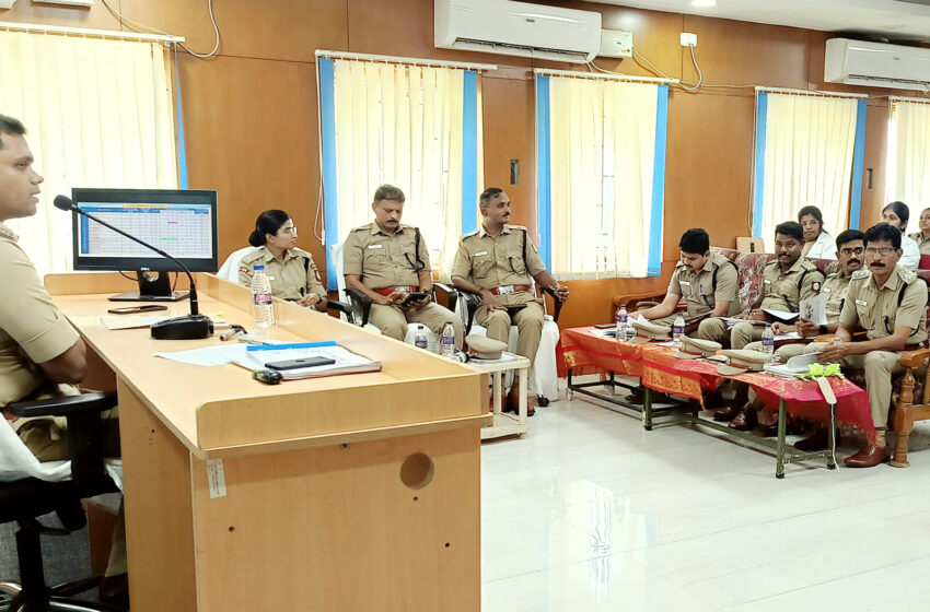  மாதாந்திர குற்ற ஆய்வு கூட்டம்; போலீஸ் சூப்பிரண்டு ஆல்பர்ட் ஜான் நடத்தினார்