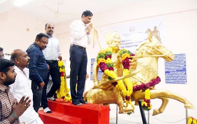  256 வது பிறந்த நாள் :வீரன் வெள்ளையத்தேவன் சிலைக்கு ஆட்சியர் இளம்பகவத் மாலை அணிவித்து மரியாதை