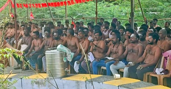  20 வது நாள் வேலைநிறுத்தம்: தூத்துக்குடி என்டிபிஎல் ஒப்பந்த தொழிலாளா்கள் சட்டை அணியாமல் போராட்டம்