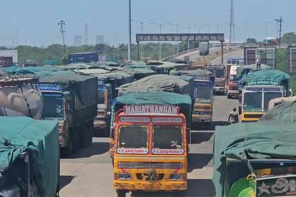  தூத்துக்குடி புதூர் பாண்டியாபுரம் சுங்கசாவடியில் ஐகோர்ட்டு உத்தரவை  மீறி கட்டணம் வசூல்; லாரி டிரைவர்கள் போராட்டம்