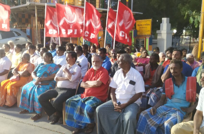 கோவில்பட்டி ரெயில்வே சுரங்க பாலத்தின் இருபுறமும் முழுமையாக அணுகுசாலை அமைக்க வலியுறுத்தி இந்திய கம்யூனிஸ்ட் ஆர்ப்பாட்டம்
