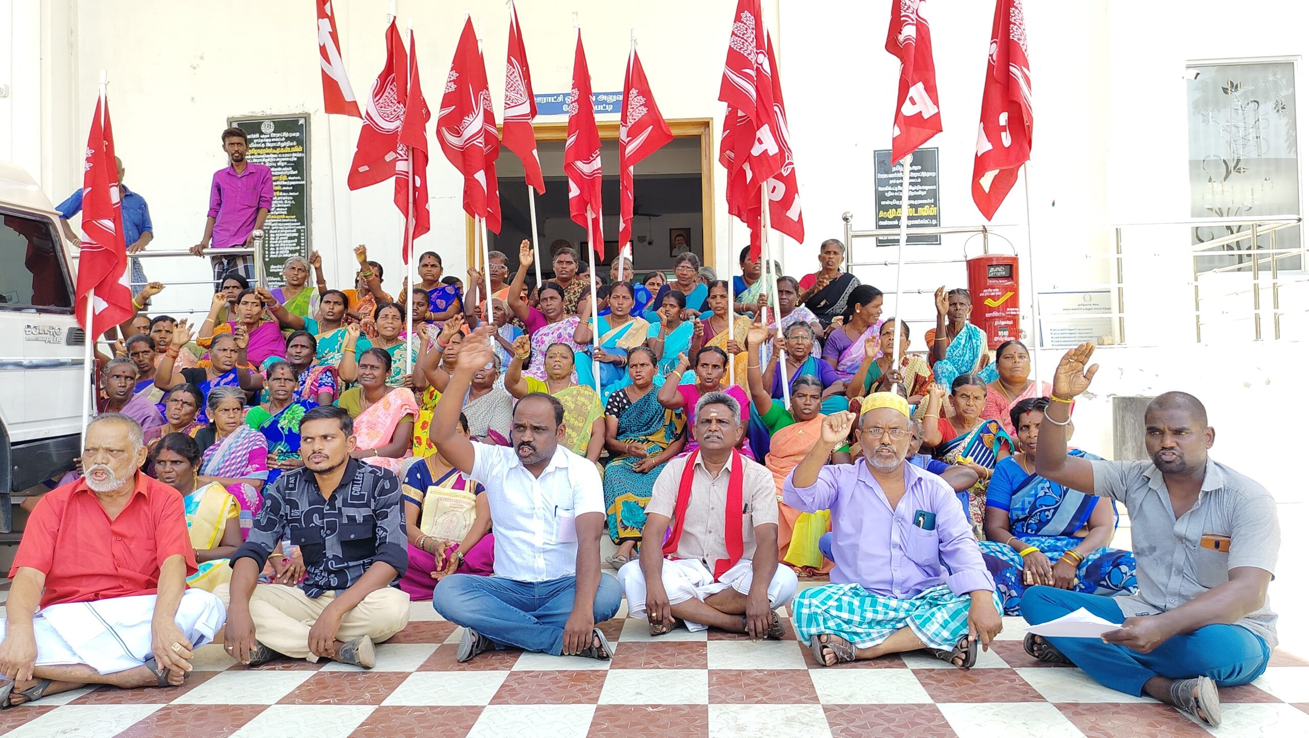  100 நாள் திட்டத்தில் முறையாக வேலை: இந்திய கம்யூனிஸ்ட் ஆர்ப்பாட்டம்