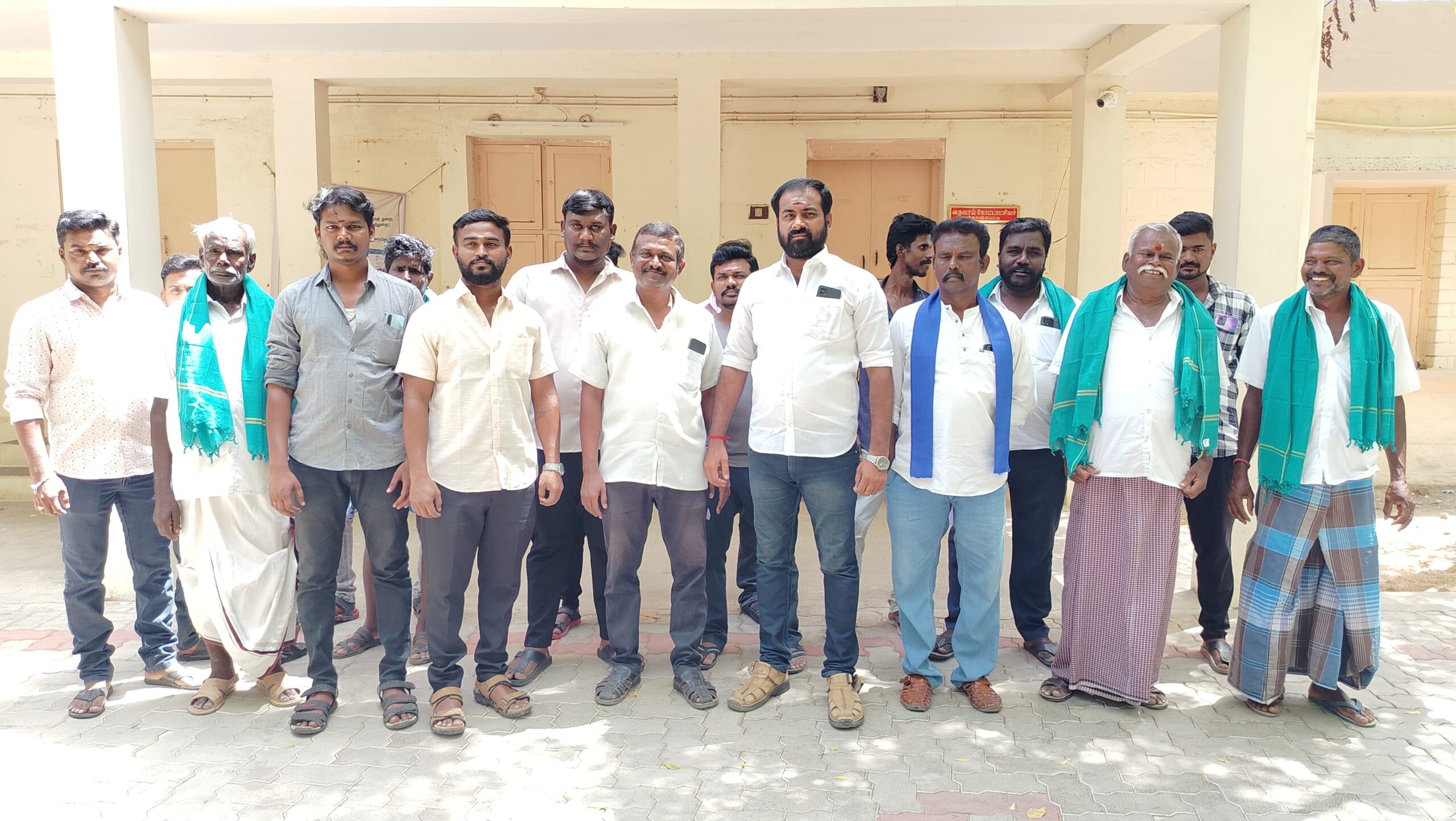  துறையூர் ஊராட்சி செயலாளரை மாற்றக்கோரி கோவில்பட்டி கோட்டாட்சியர் அலுவலகம் முற்றுகை