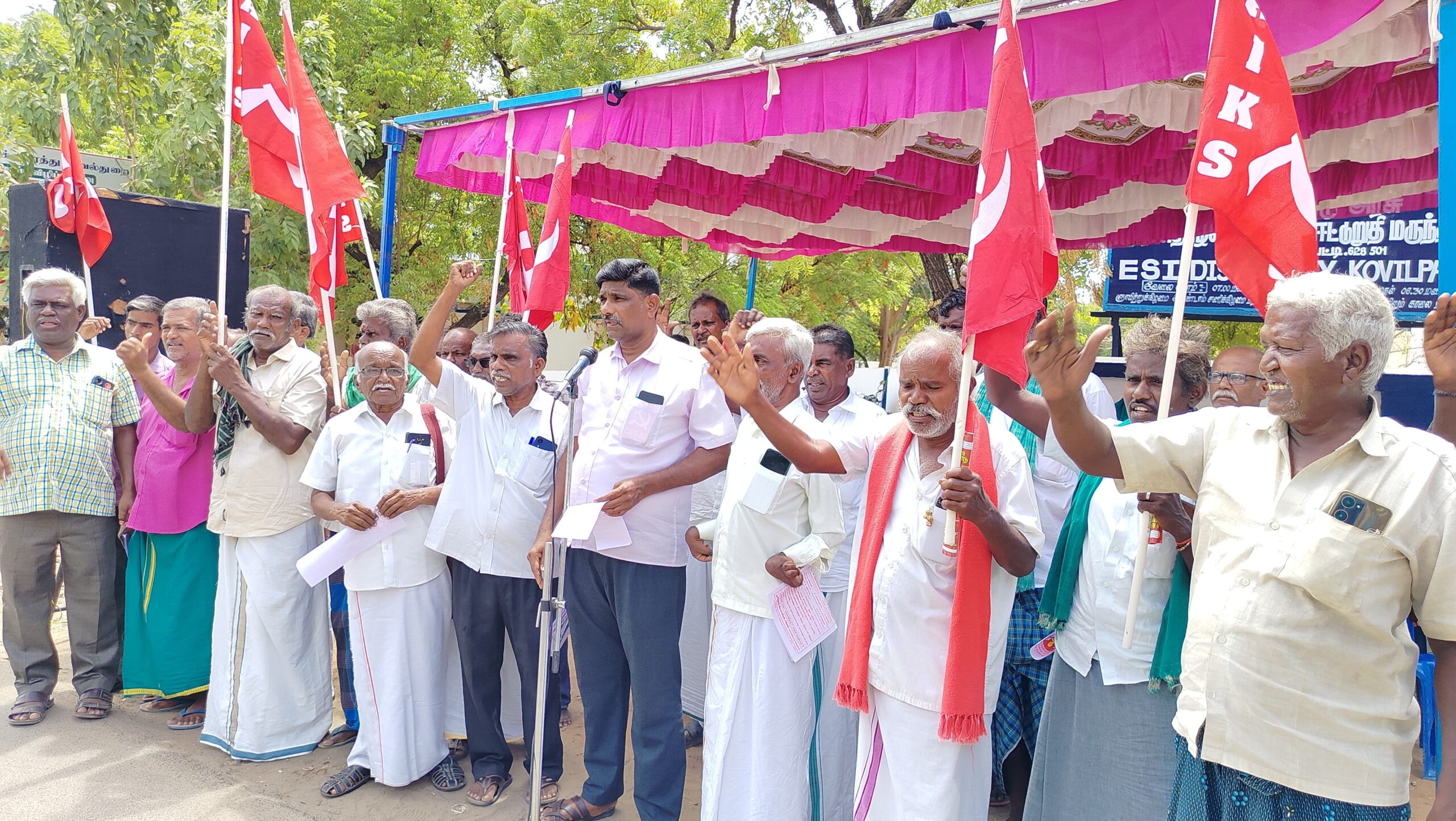  கோவில்பட்டியில் விவசாயிகள் சங்கத்தினர்  ஆர்ப்பாட்டம்