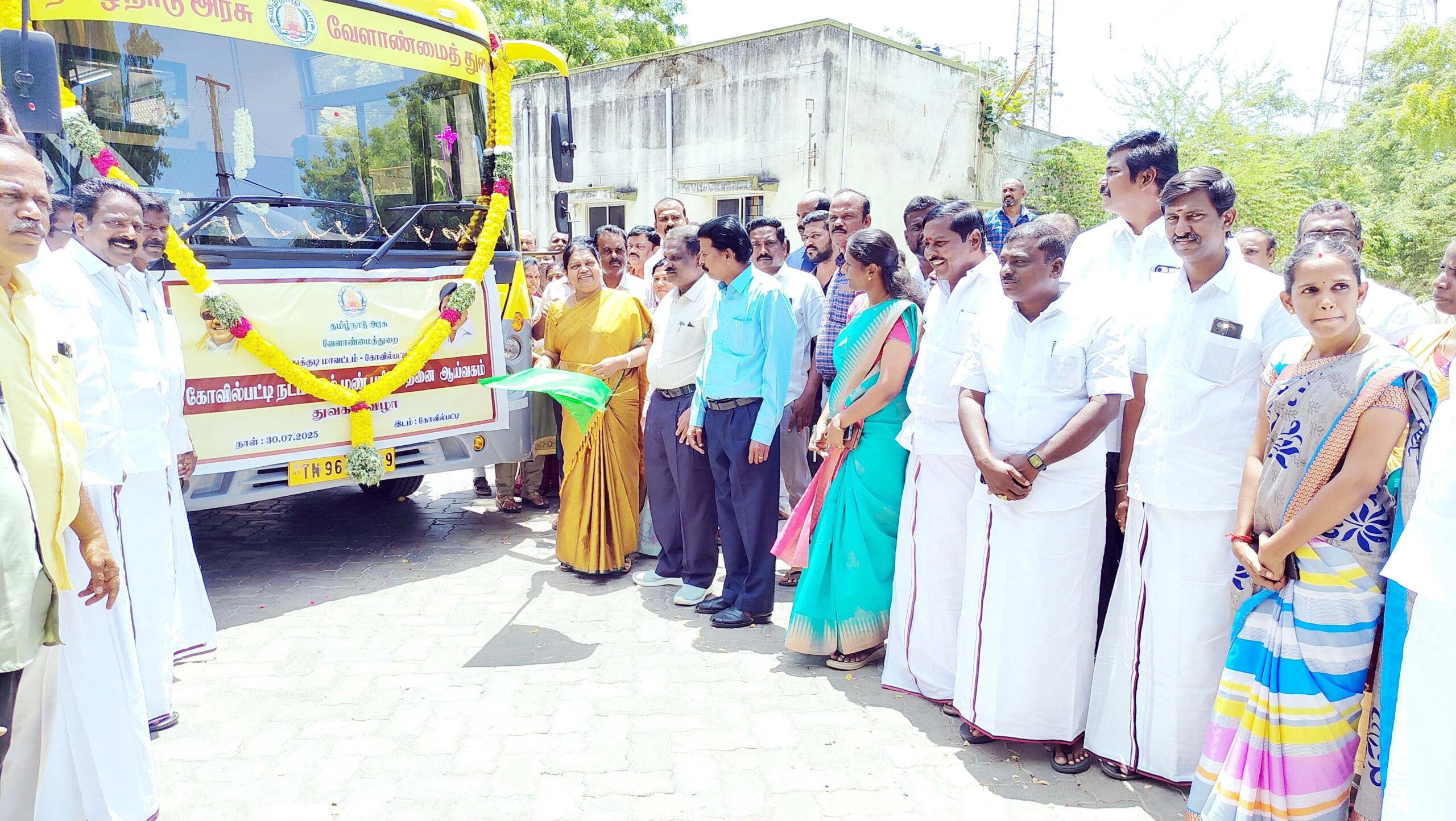  கோவில்பட்டியில் நடமாடும் மண் பரிசோதனை நிலைய வாகனம்; அமைச்சர் கீதா ஜீவன் தொடங்கி வைத்தார்  