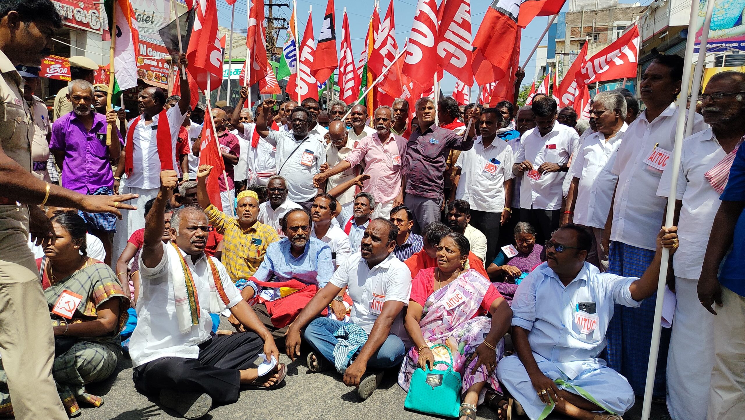 மத்திய அரசை கண்டித்து ரெயில் மறியலில் ஈடுபட ஊர்வலம்: கோவில்பட்டியில் மறியலில் ஈடுபட்ட  376 பேர் கைதாகி விடுதலை  