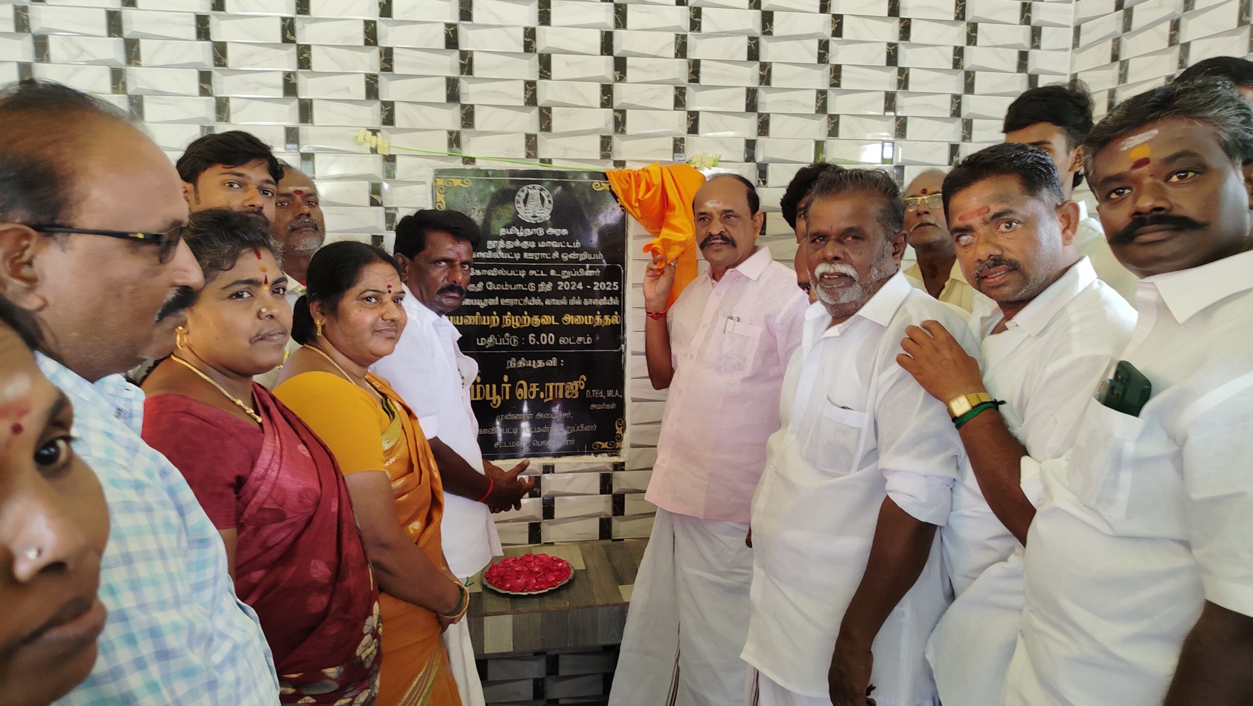  கோவில்பட்டி லாயல் மில் காலனி பகுதியில் பயணியர் நிழற்குடை திறப்பு 