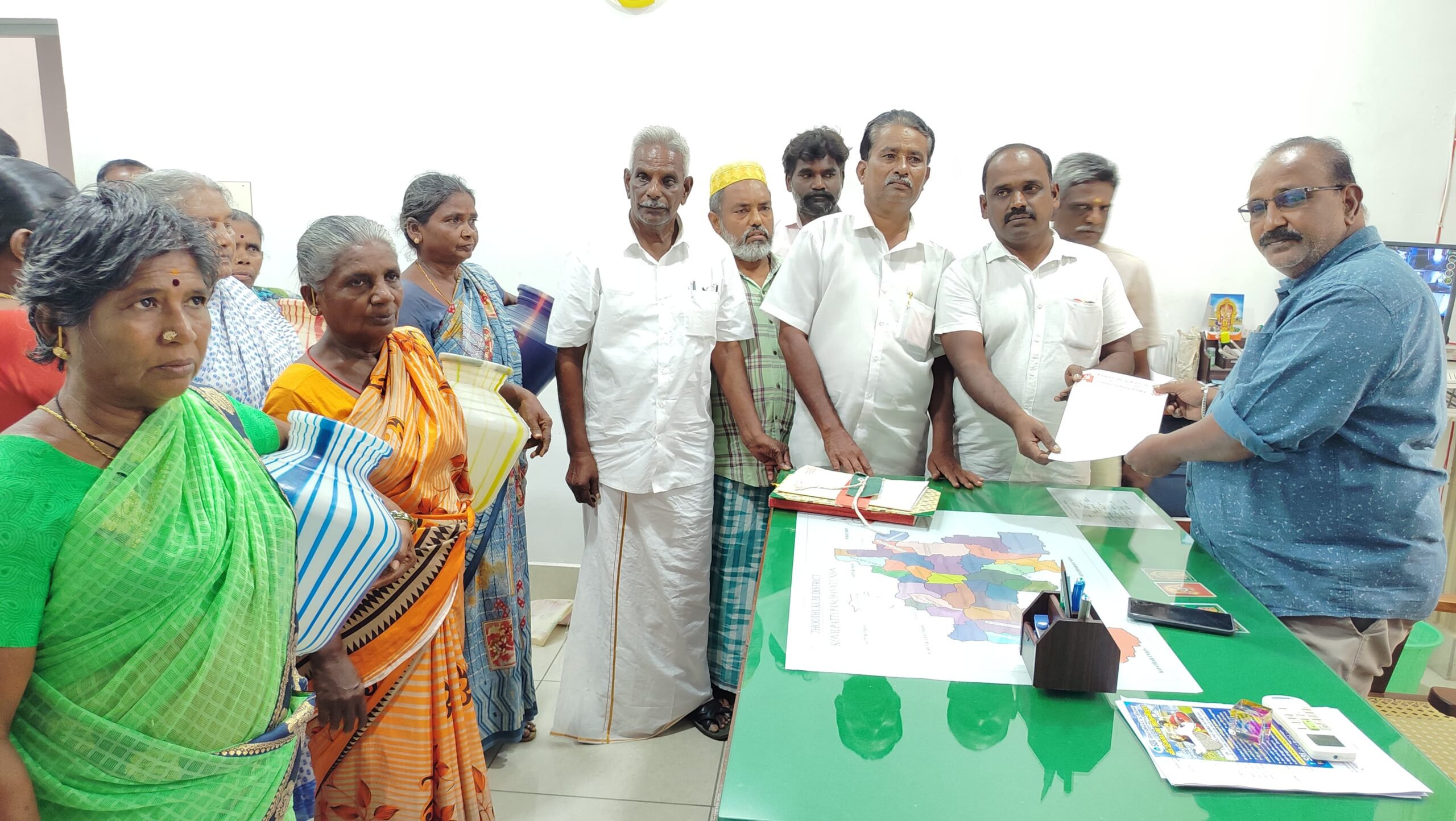  லிங்கம்பட்டியில் சாலை, குடிநீர் வசதிகள் கோரி கிராம மக்கள் மனு