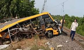  பள்ளிக்கூட வேன் மீது ரெயில் மோதியது; 3 மாணவ,மாணவிகள் பலி
