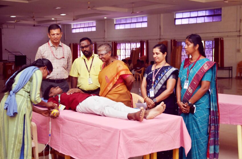  கல்லூரி மாணவ, மாணவிகள் 51 பேர் ரத்ததானம்