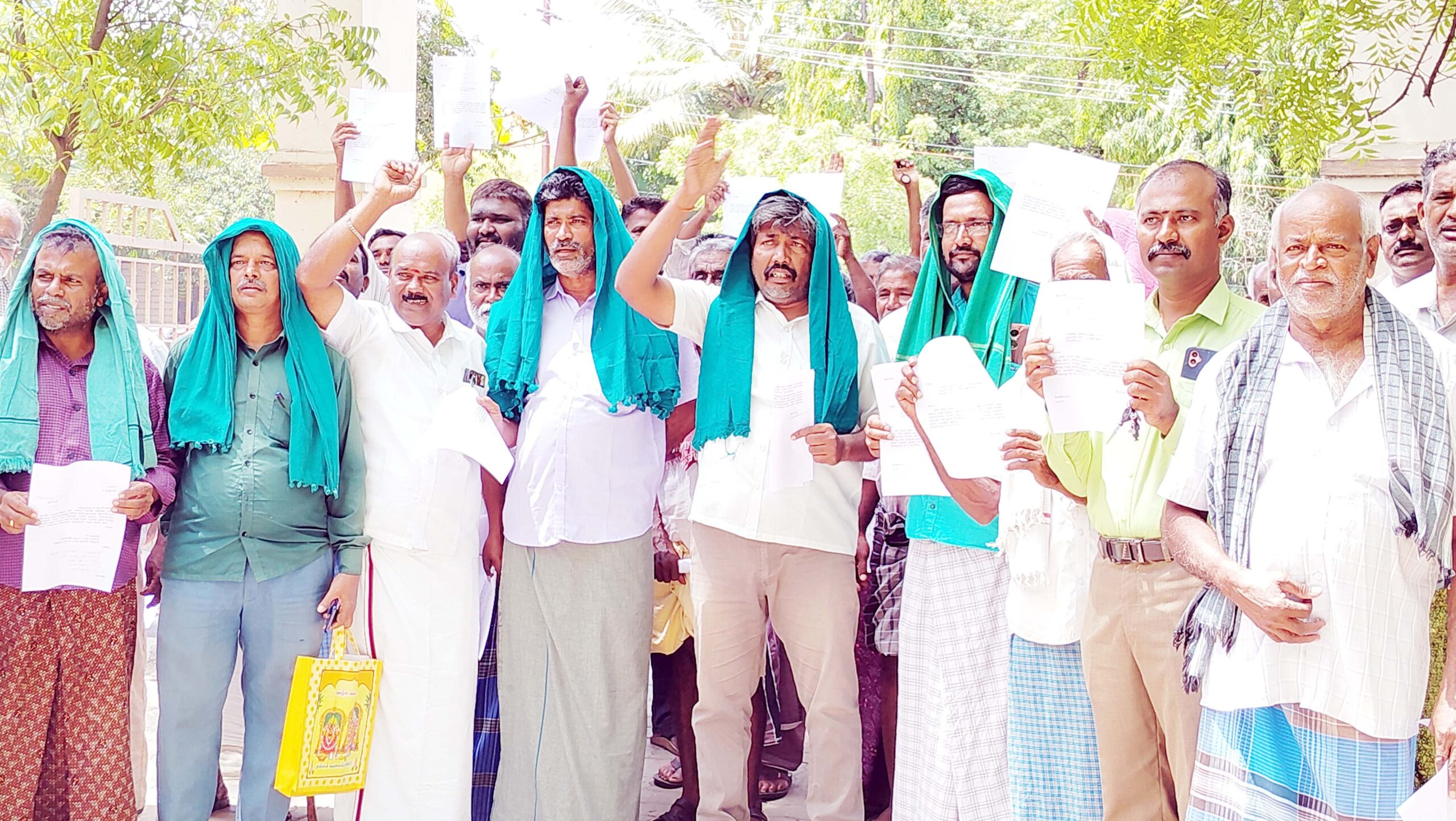  குளத்தில் இருந்து கரம்பை மண் எடுக்க அனுமதிகோரி விவசாயிகள் போராட்டம்