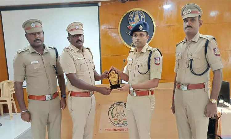  சிறப்பாக பணியாற்றிய 8 இன்ஸ்பெக்டர்களுக்கு நினைவு பரிசு: போலீஸ் சூப்பிரண்டு ஆல்பர்ட் ஜான் வழங்கினார்   