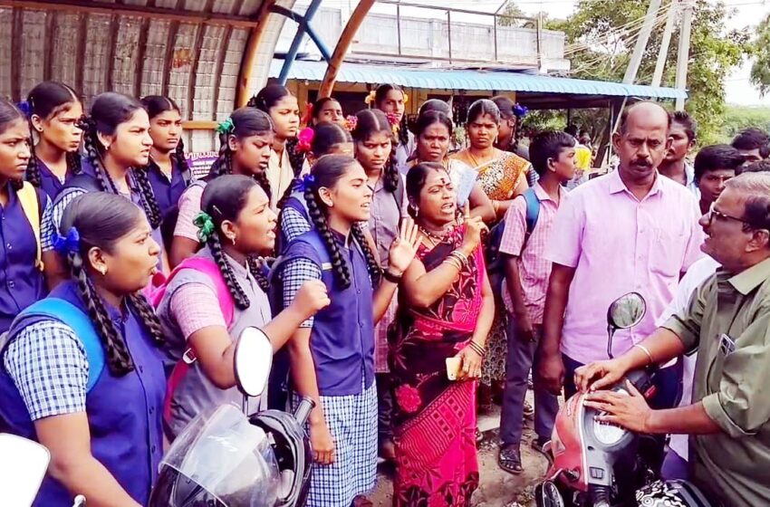  அரசு பஸ் சிறைபிடிப்பு; மாணவர்களுடன் கிராம மக்கள் போராட்டம்  
