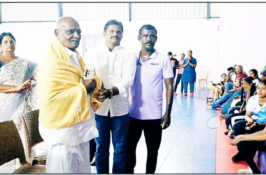  மாவட்ட அளவில் பெண்களுக்கான இறகு பந்து போட்டி