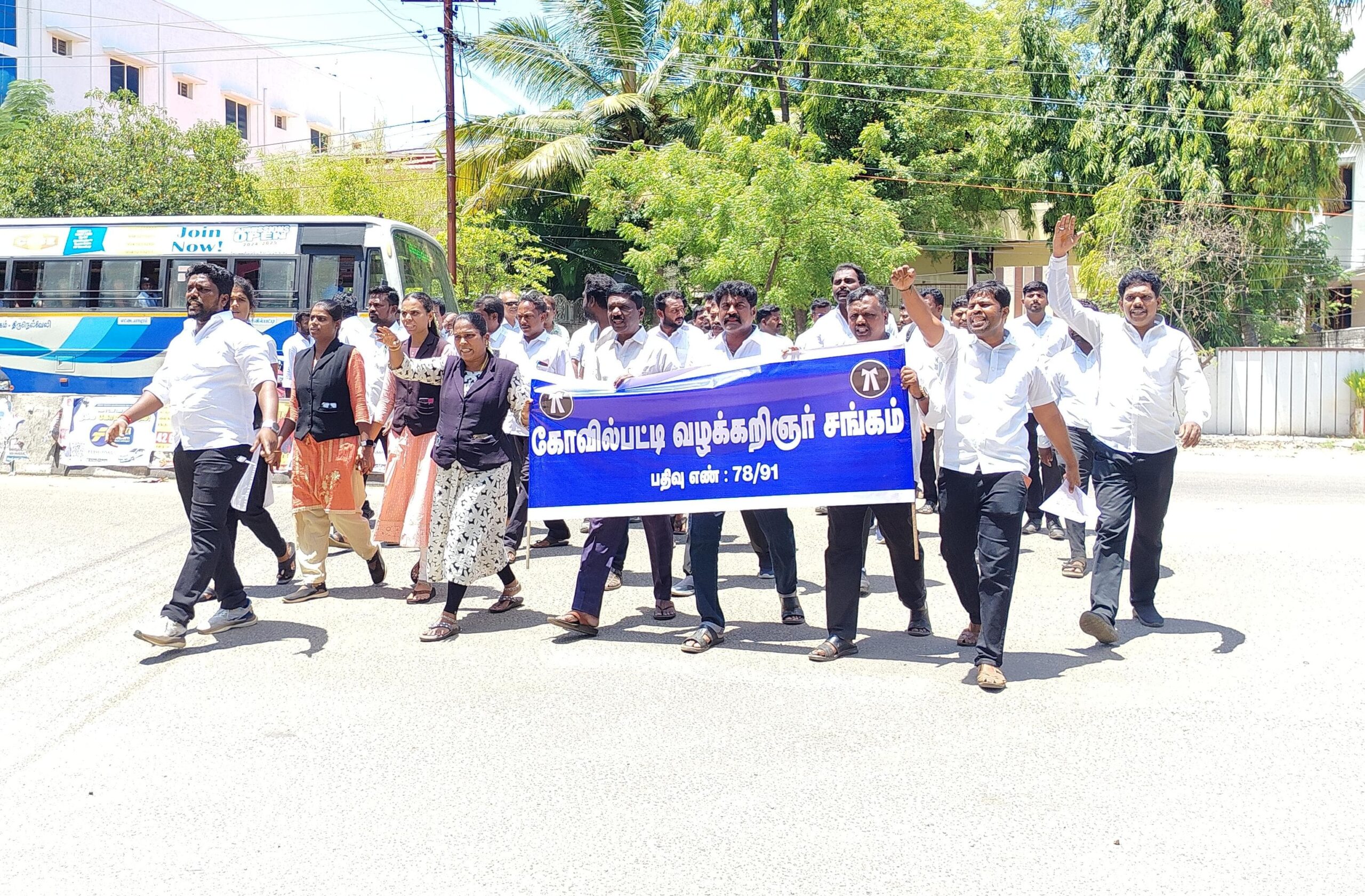  கோவில்பட்டியில் காவல்துறையை கண்டித்து வழக்கறிஞர்கள் ஆர்ப்பாட்டம்-ஊர்வலம்