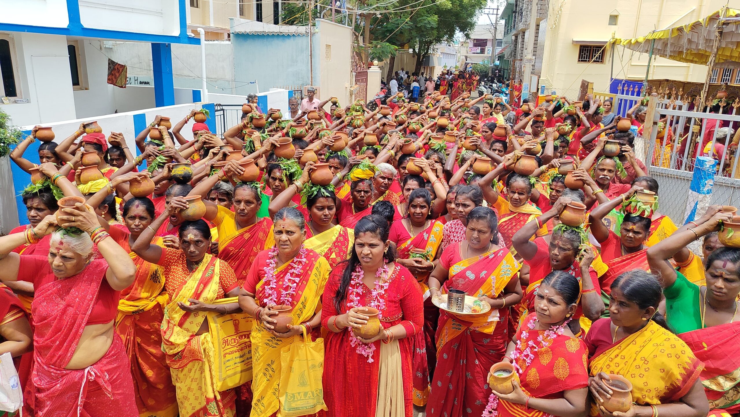  கோவில்பட்டி ஆதிபராசக்தி வழிபாட்டு மன்றம் சார்பில் 1008 கஞ்சி கலயம், தீச்சட்டி ஊர்வலம் 