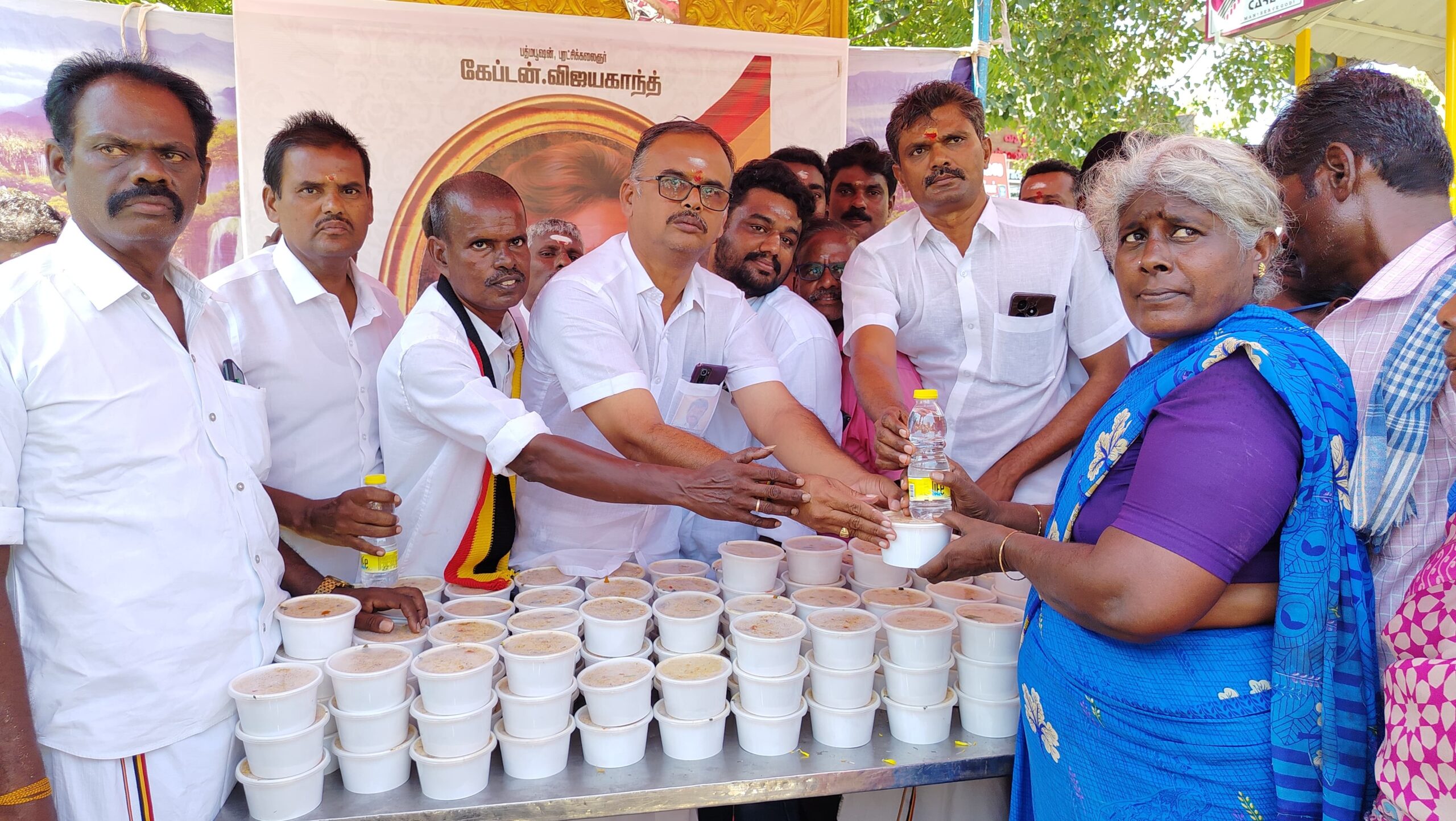  கோவில்பட்டியில் விஜயகாந்த் பிறந்தநாள் கொண்டாட்டம்