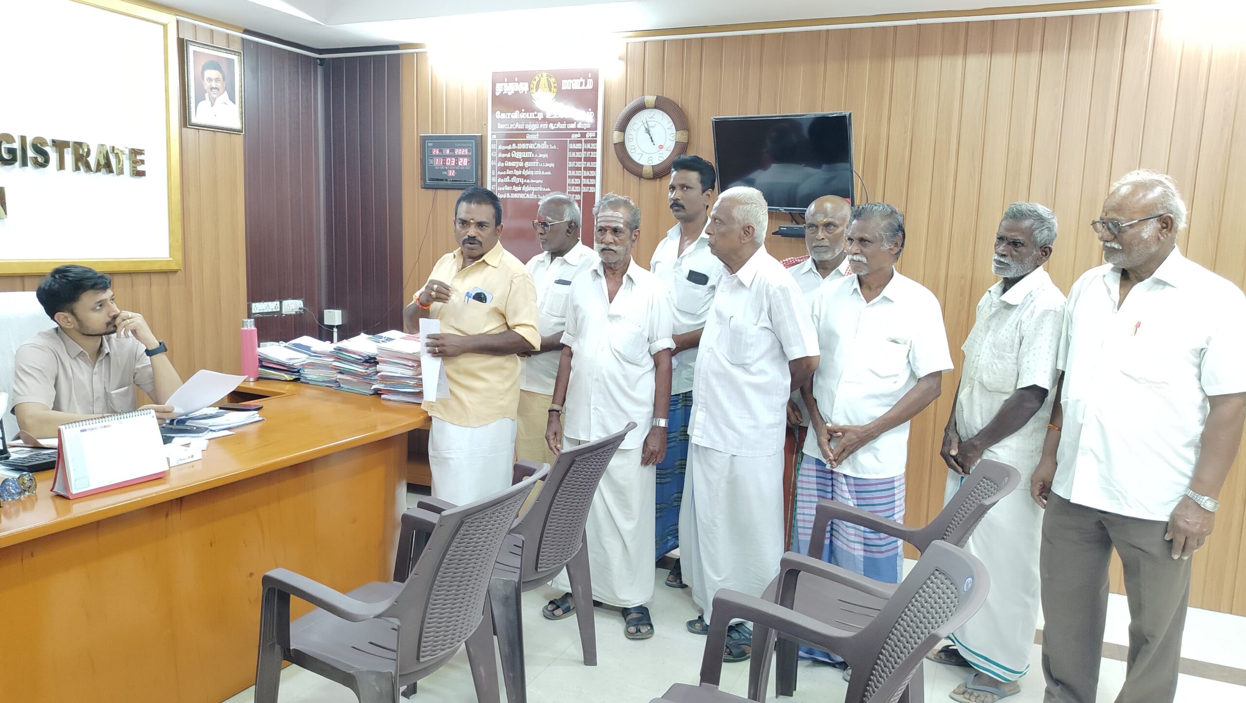  கோவில்பட்டி கோட்டாட்சியரிடம் அமைப்பு சாரா தொழிலாளர்கள் கோரிக்கை மனு