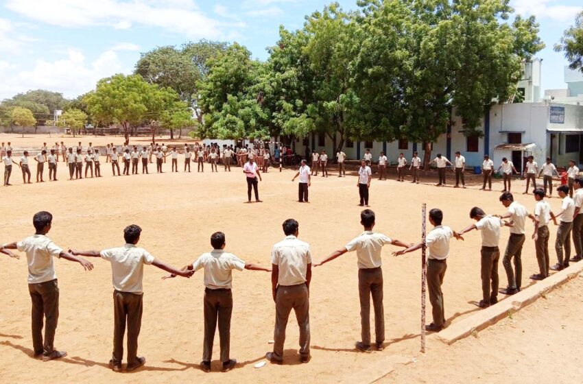  கோவில்பட்டி பள்ளியில் நிழல் இல்லா நேரத்தை கண்டறிவது பற்றிய செயல் விளக்கம்