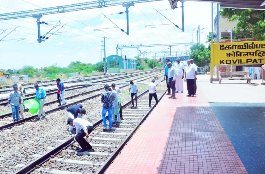  கோவில்பட்டி ரெயில்நிலைய தூய்மை பணியில் கல்லூரி மாணவர்கள்