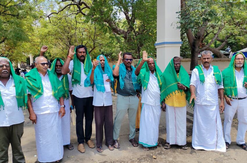  பயிர் காப்பீட்டுத் தொகை வழங்க கோரி காங்கிரசார் முக்காடு அணிந்து நூதன போராட்டம்