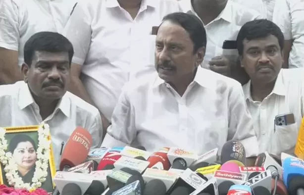  அதிமுகவில் இருந்து பிரிந்து சென்ற அனைவரையும் 10 நாட்களில் ஒருங்கிணைக்க வேண்டும்; செங்கோட்டையன் பரபரப்பு பேட்டி
