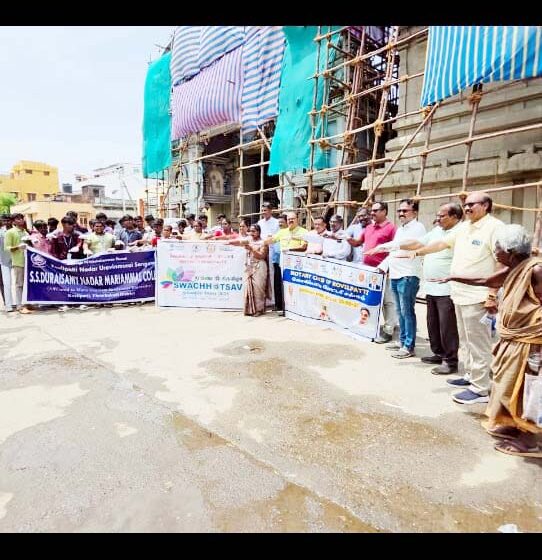  கோவில்பட்டி செண்பகவல்லி அம்மன் கோவில் வளாகத்தில் துப்புரவு பணி