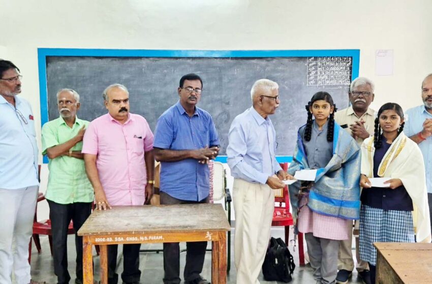  சிலப்பதிகாரம் ஒப்புவித்து சாதனை படைத்த  அரசு பள்ளி மாணவிகளுக்கு பாராட்டு